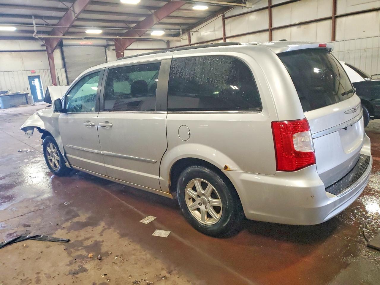 2012 Chrysler Town & Country Touring - Фото 2