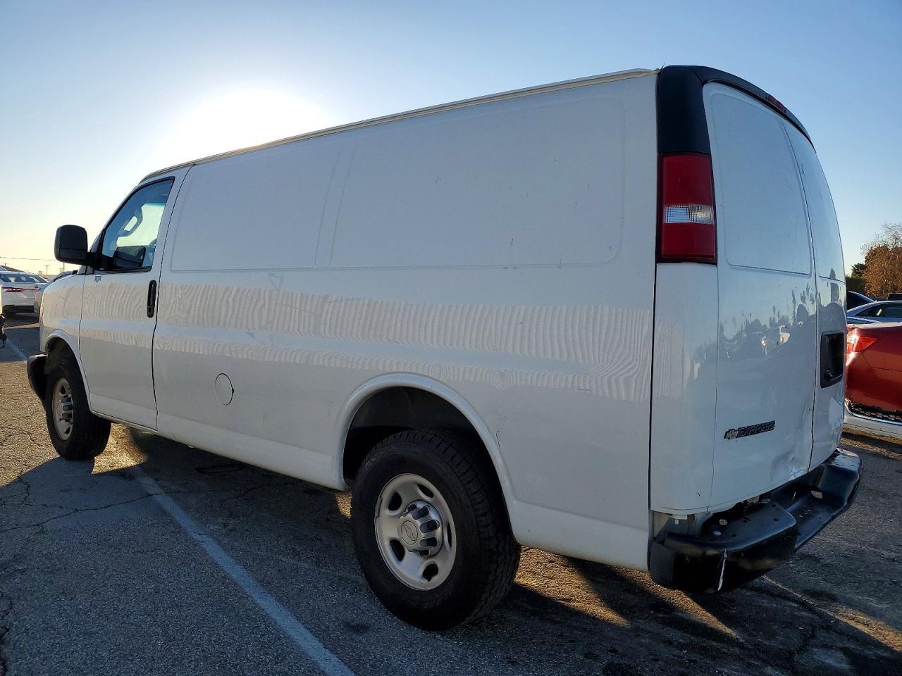 2018 Chevrolet Express G2500 Utility / Service Van - Фото 2