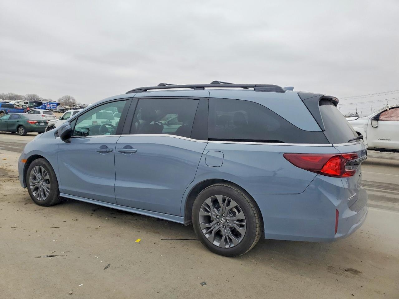 2025 Honda Odyssey Touring - Фото 2