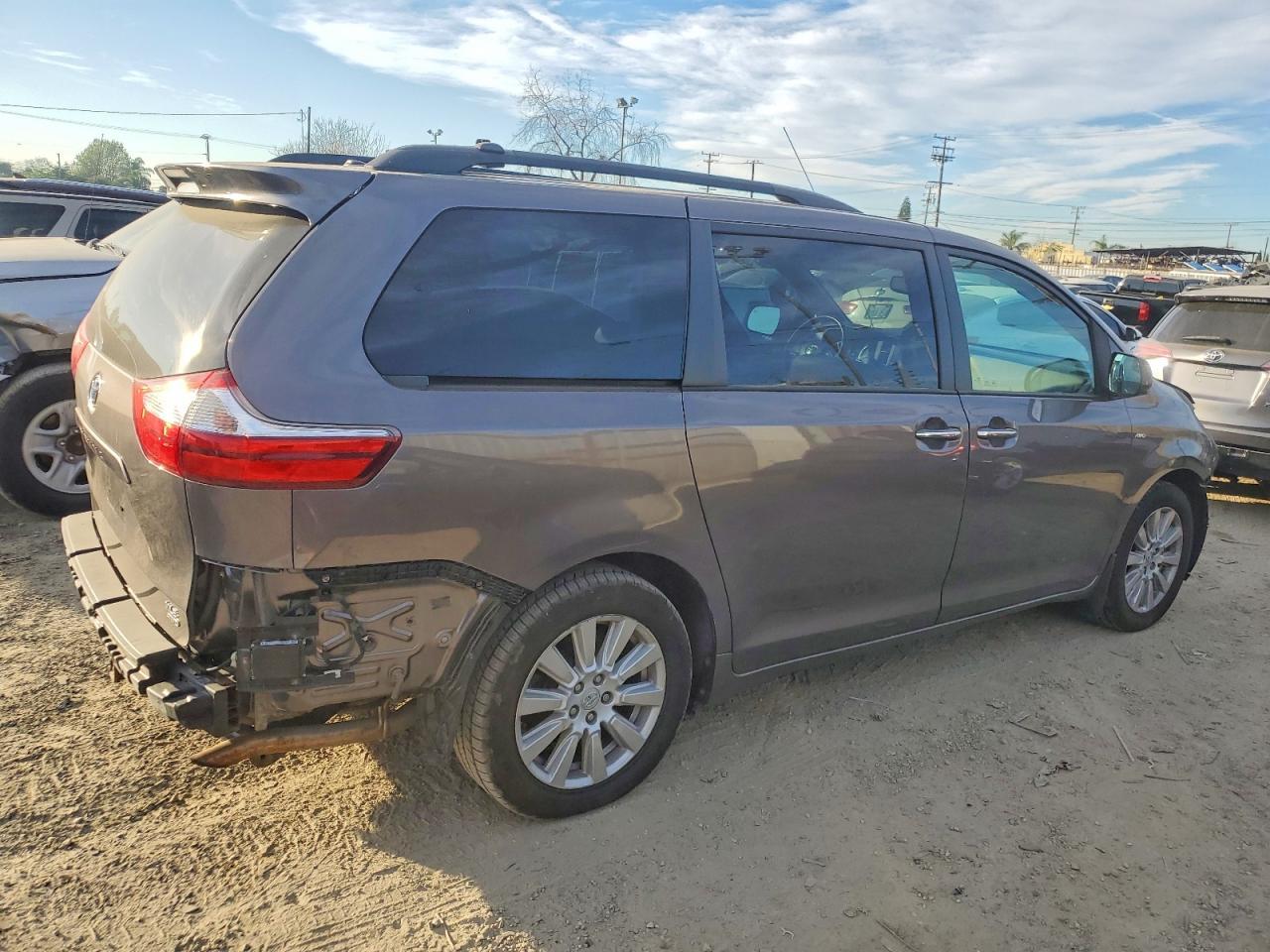 2017 Toyota Sienna Xle - Image 3