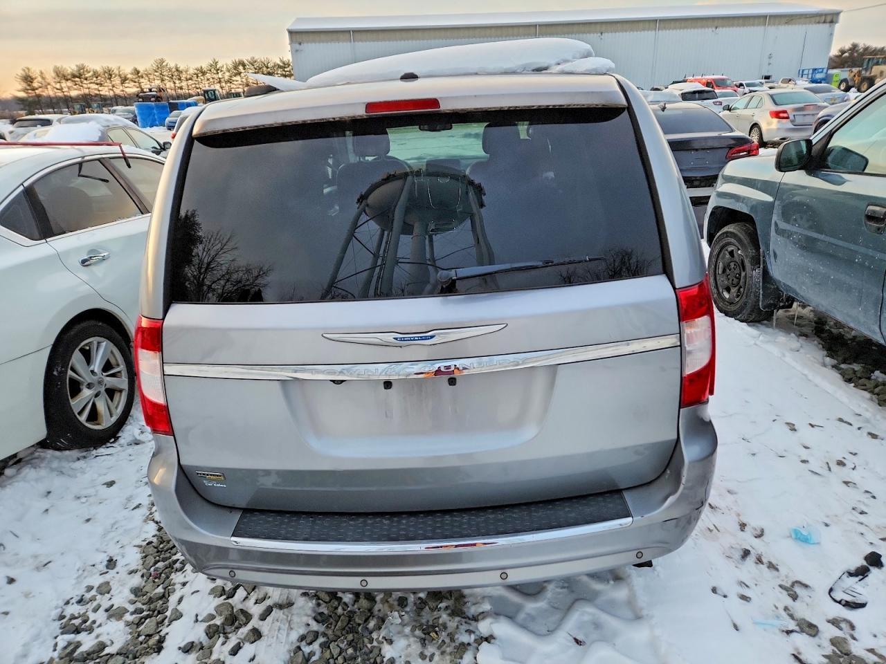 2015 Chrysler Town And C - Image 6