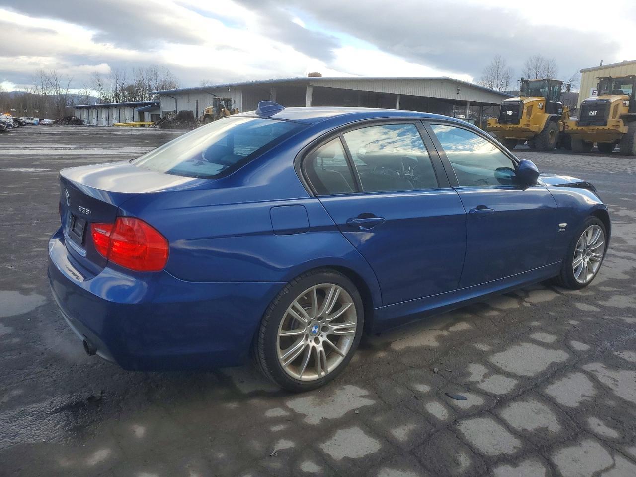 2010 BMW 335 Xi - Image 3