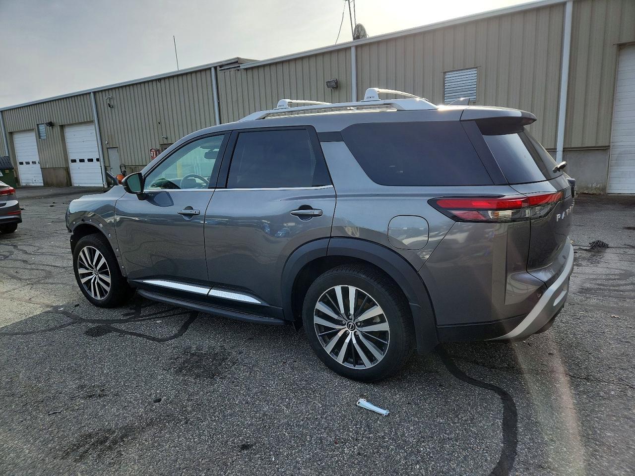 2022 Nissan Pathfinder Platinum - Image 2