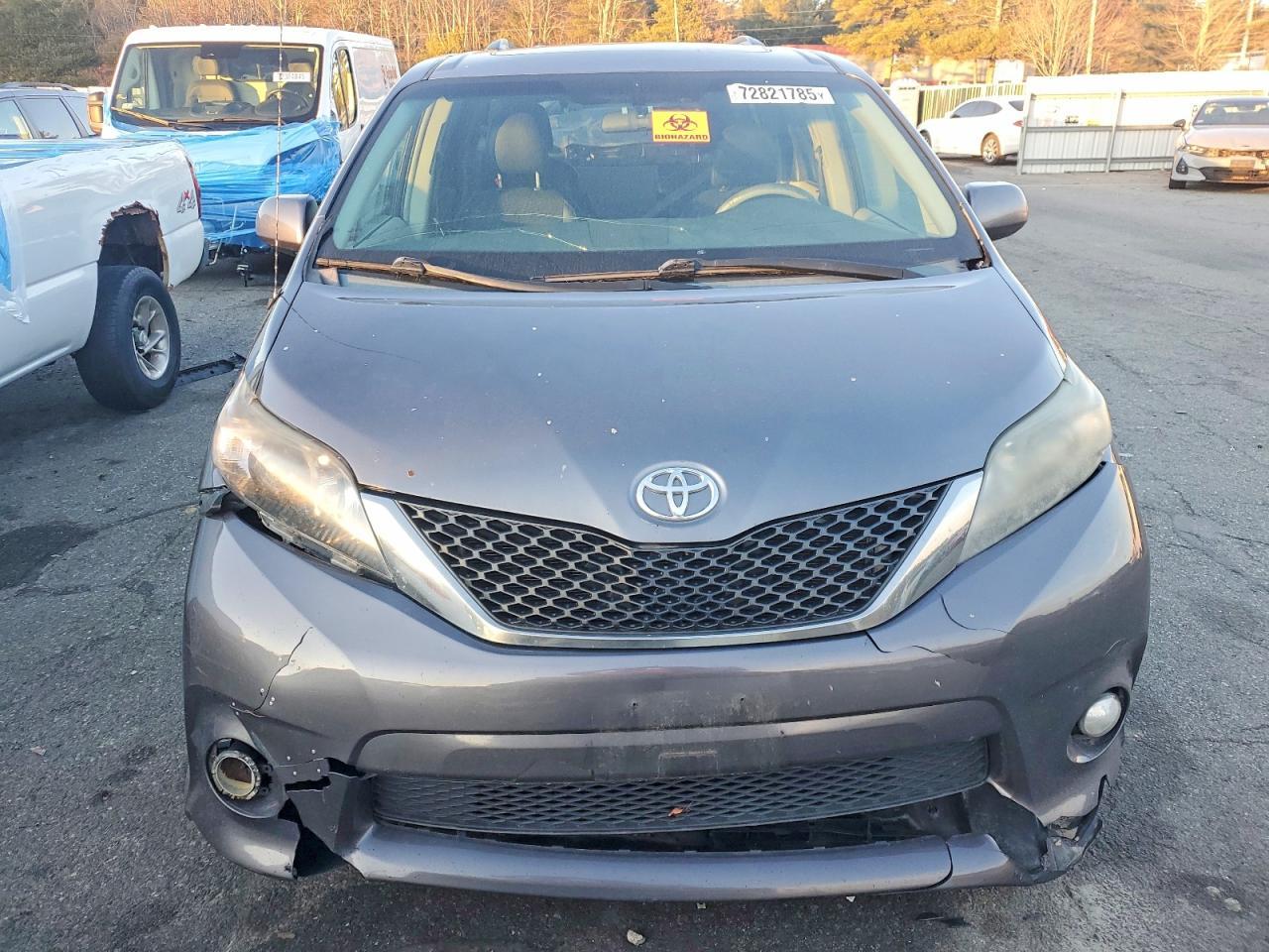 2011 Toyota Sienna Sport - Фото 5