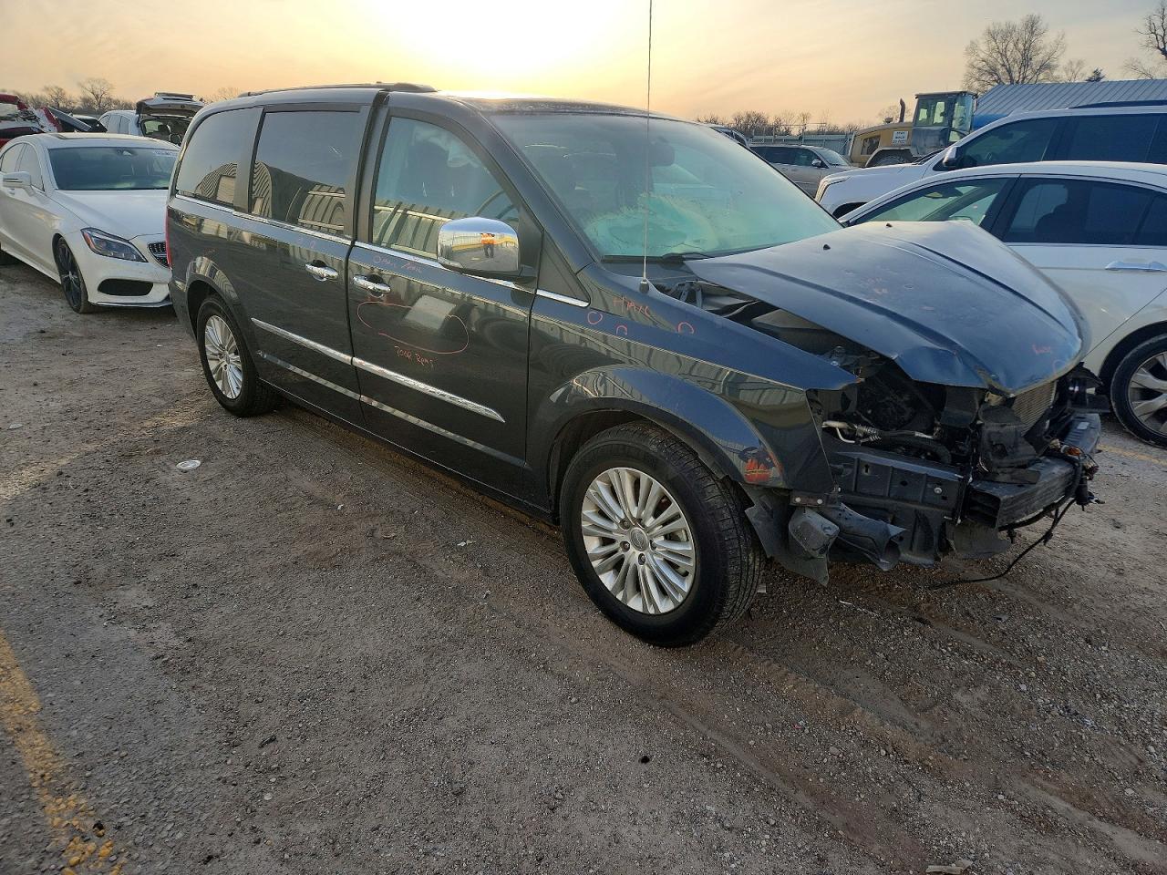 2013 Chrysler Town & Country Touring L - Image 4