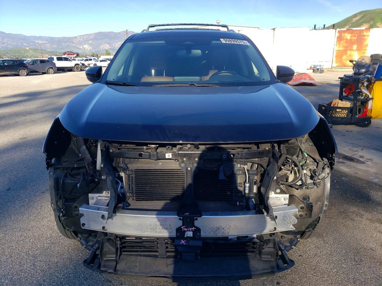 2022 Nissan Pathfinder Platinum - Image 5