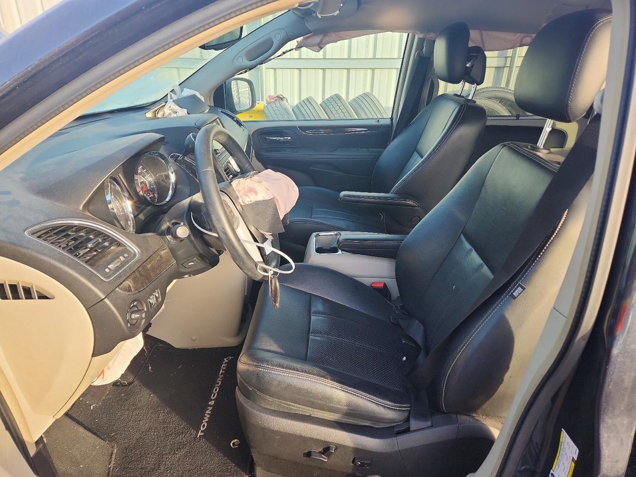 2013 Chrysler Town & Country Touring L - Image 7