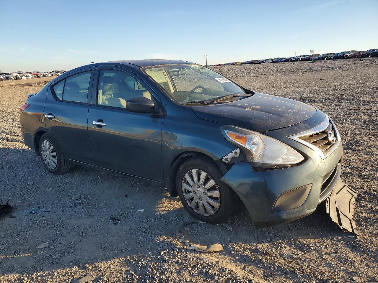 2016 Nissan Versa S - Фото 4
