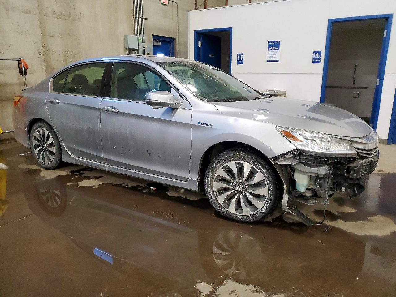 2017 Honda Accord Touring Hybrid - Image 4