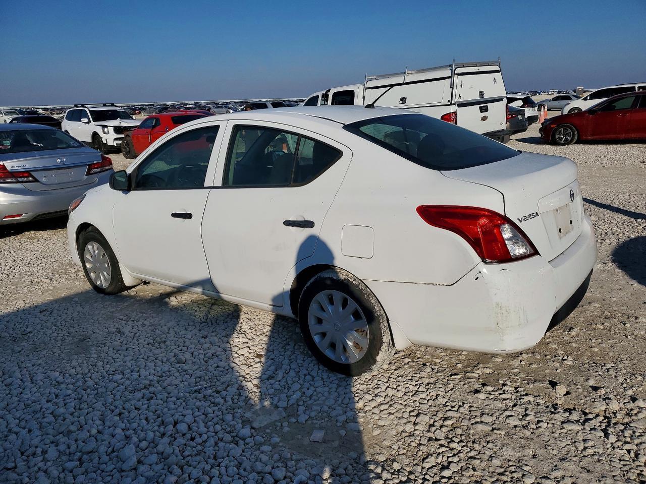 2015 Nissan Versa S - Фото 2