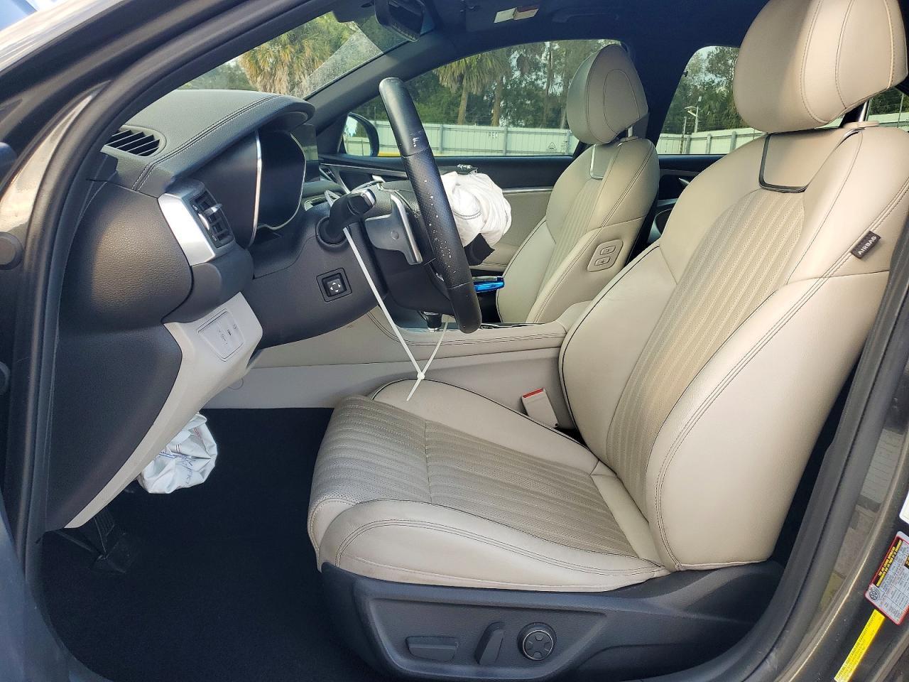 2022 Genesis G70 3.3T Standard - Image 7