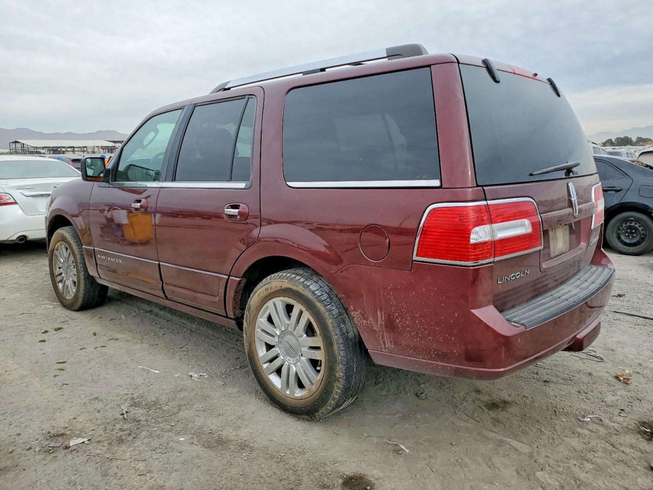 2013 Lincoln Townhouse Navigator - Image 2