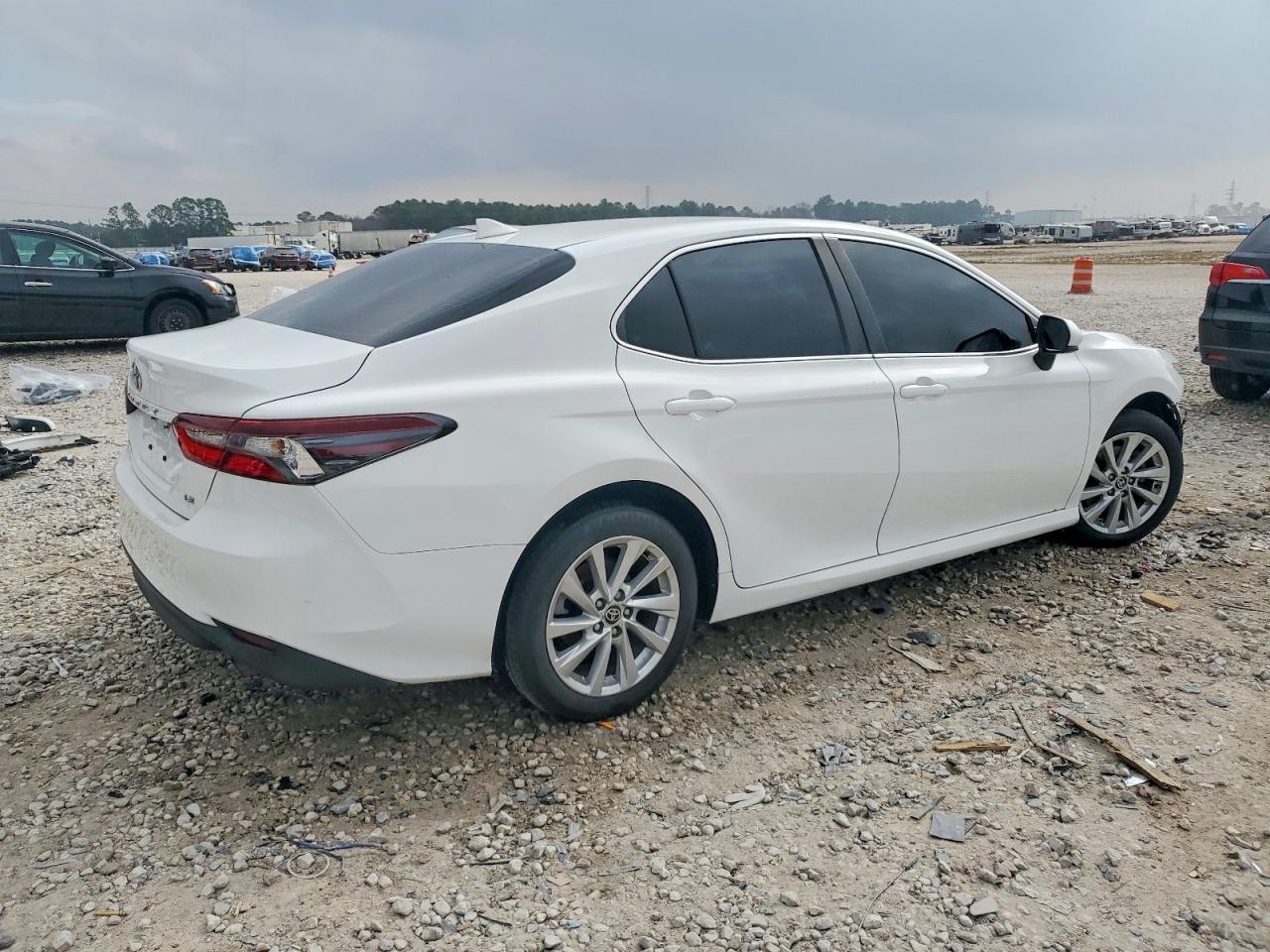 2023 Toyota Camry Le - Фото 3