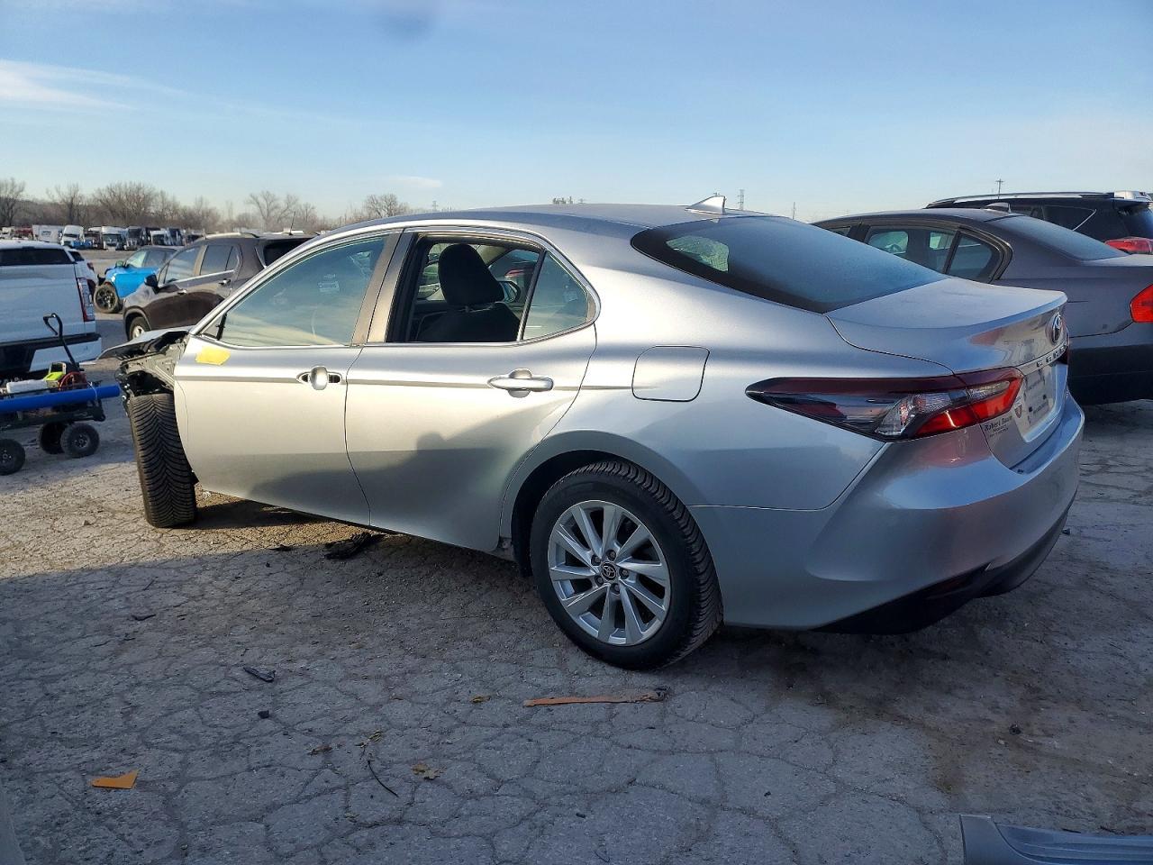 2023 Toyota Camry Le - Фото 2