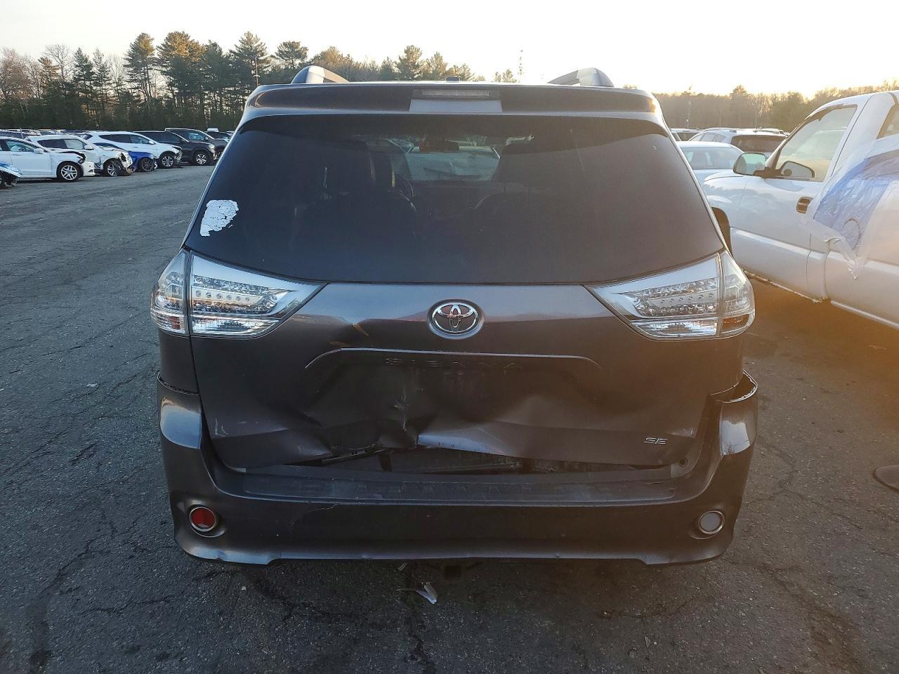 2011 Toyota Sienna Sport - Фото 6