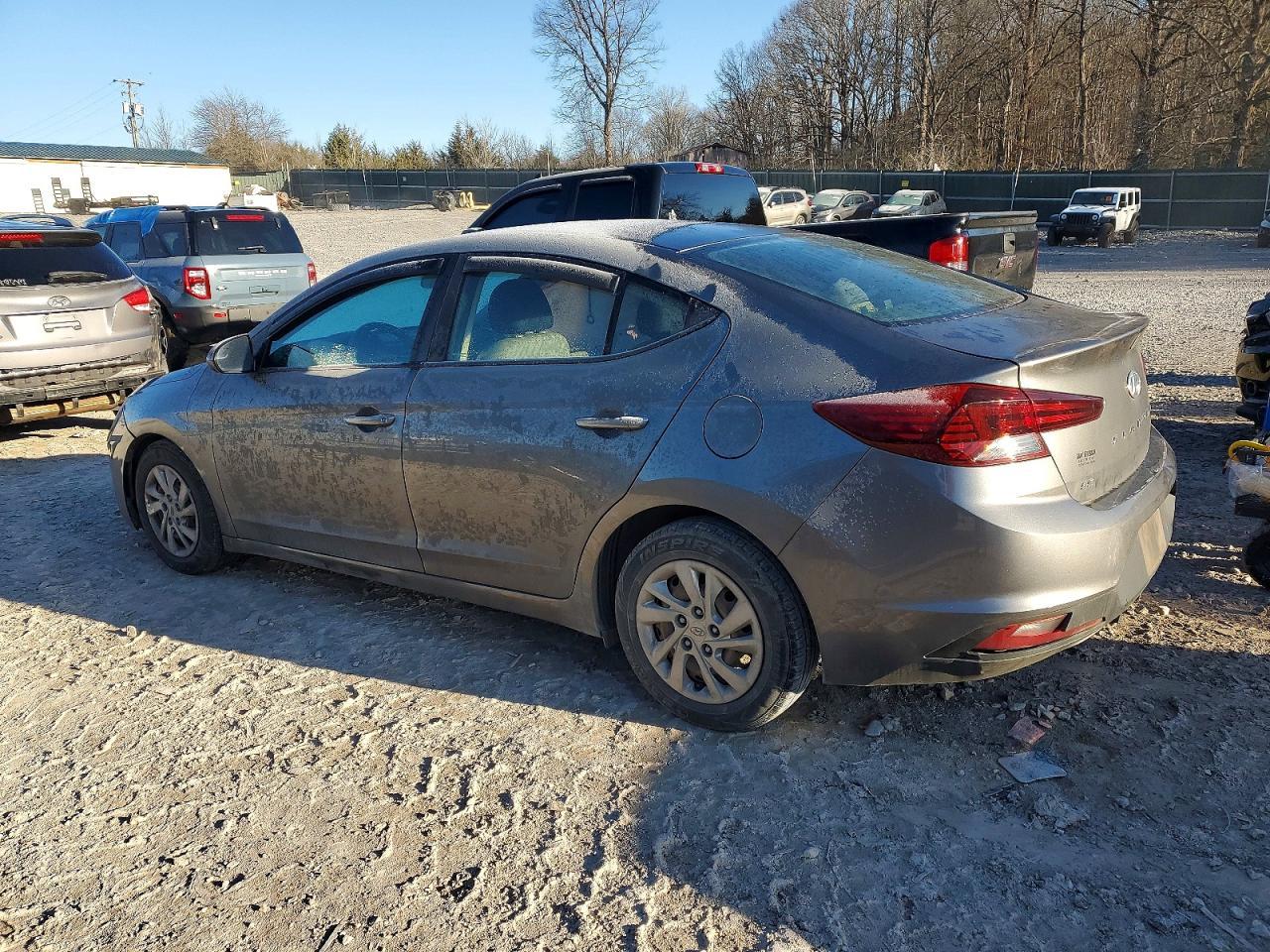 2019 Hyundai Elantra Se - Image 2