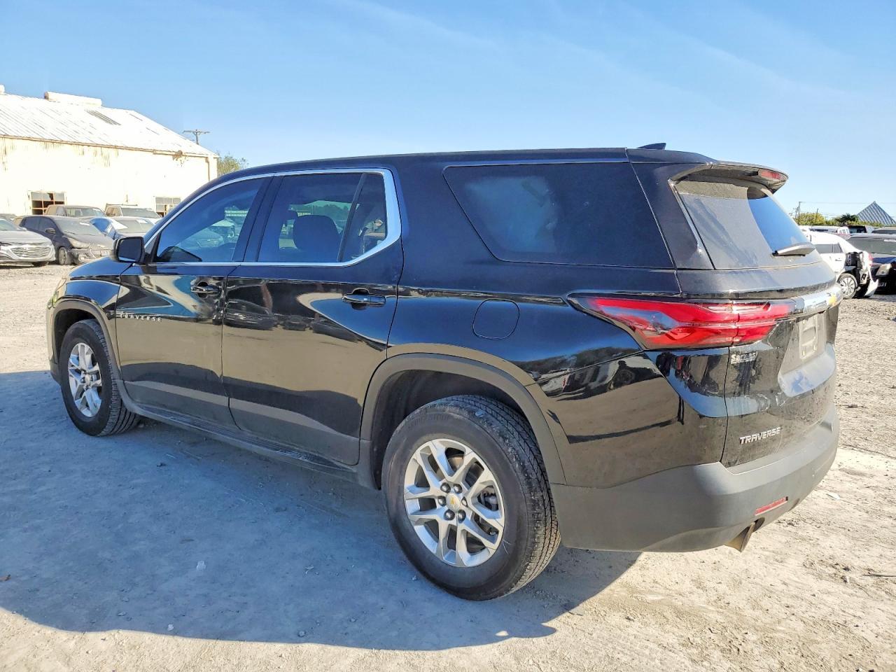 2022 Chevrolet Traverse Ls - Фото 2