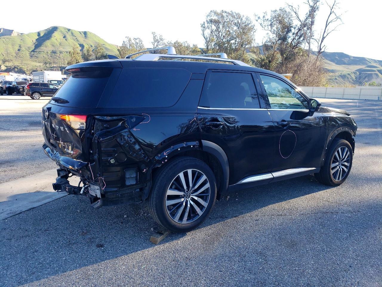 2022 Nissan Pathfinder Platinum - Image 3