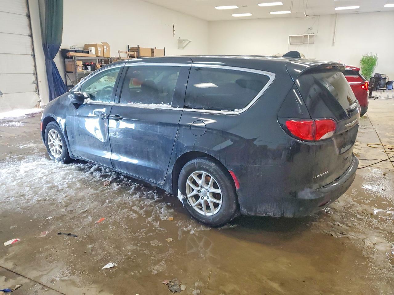 2017 Chrysler Pacifica Touring - Фото 2