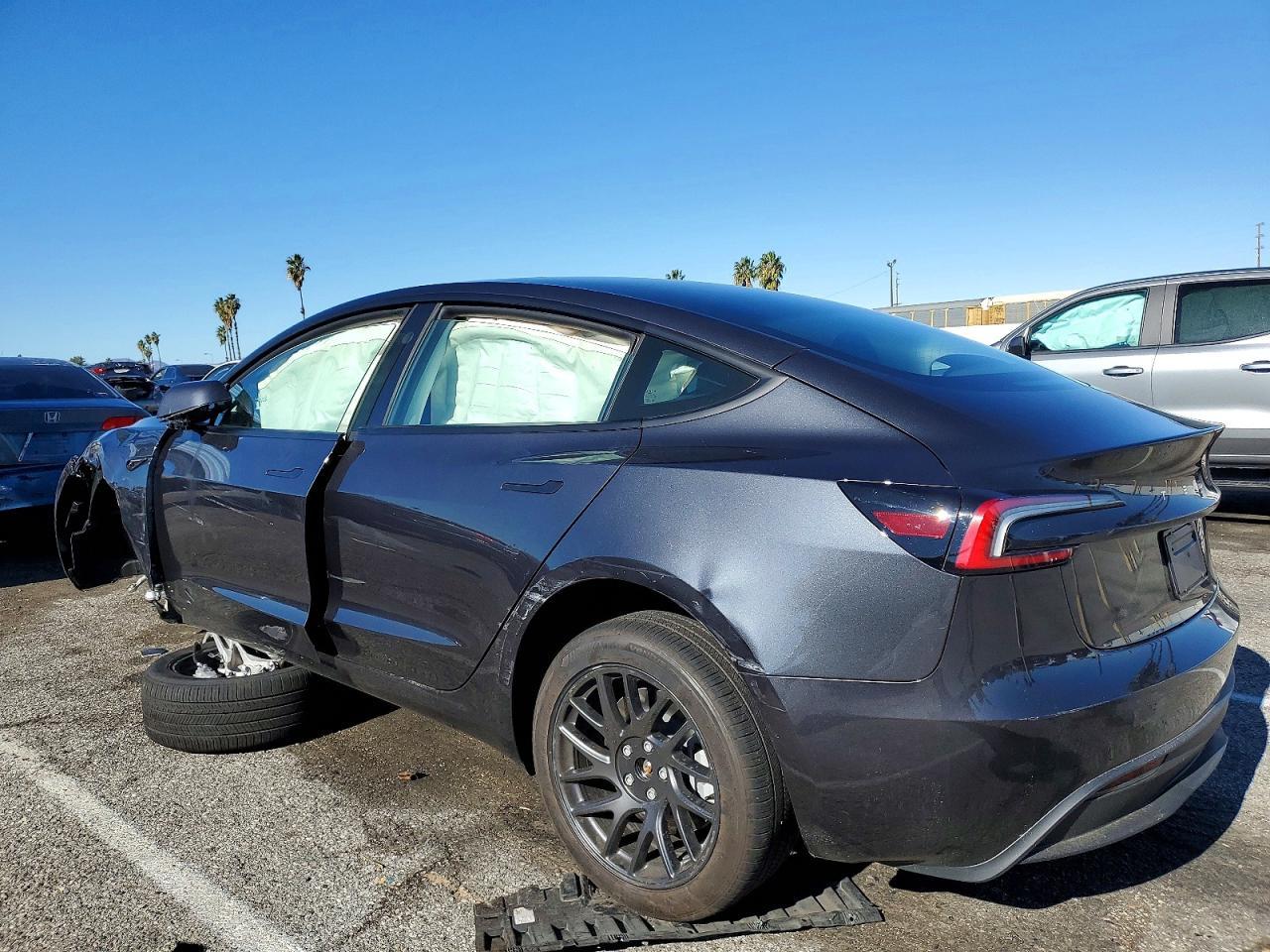 2025 Tesla Model 3 - Фото 2