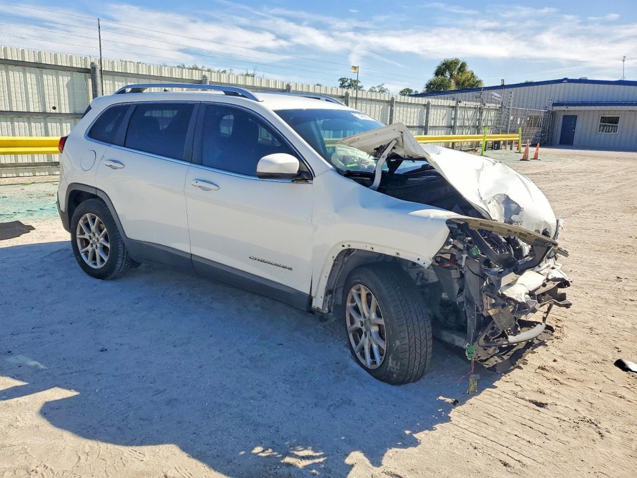 2016 Jeep Cherokee Latitude - Image 4