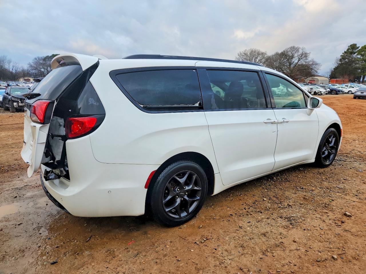 2019 Chrysler Pacifica Touring L - Image 3