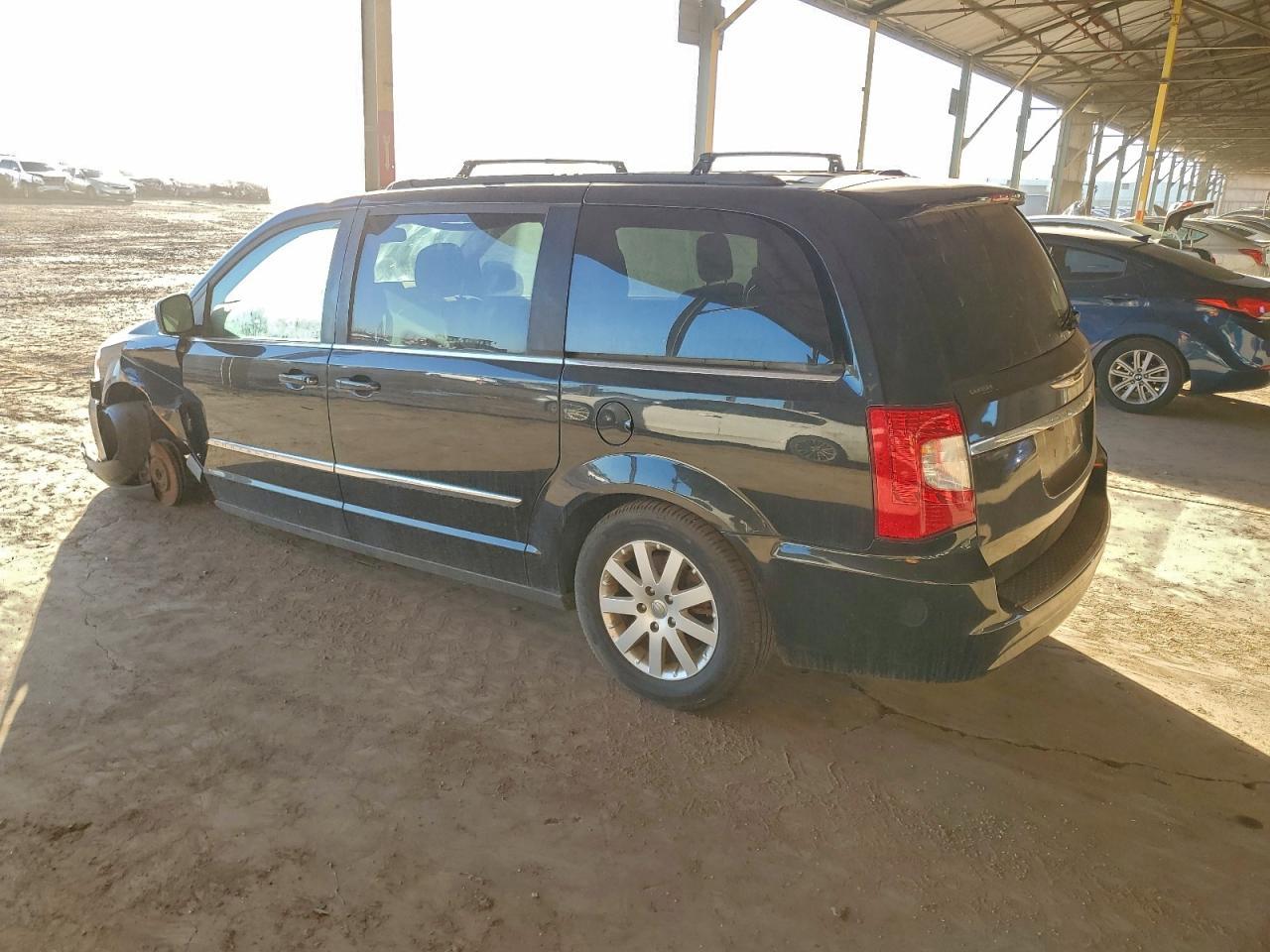 2016 Chrysler Town & Country Touring - Фото 2