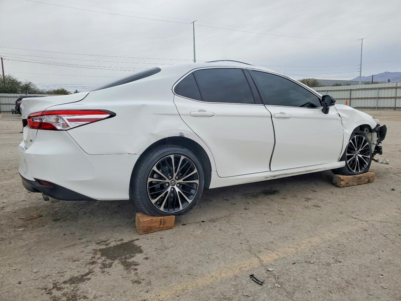 2018 Toyota Camry Le - Фото 3