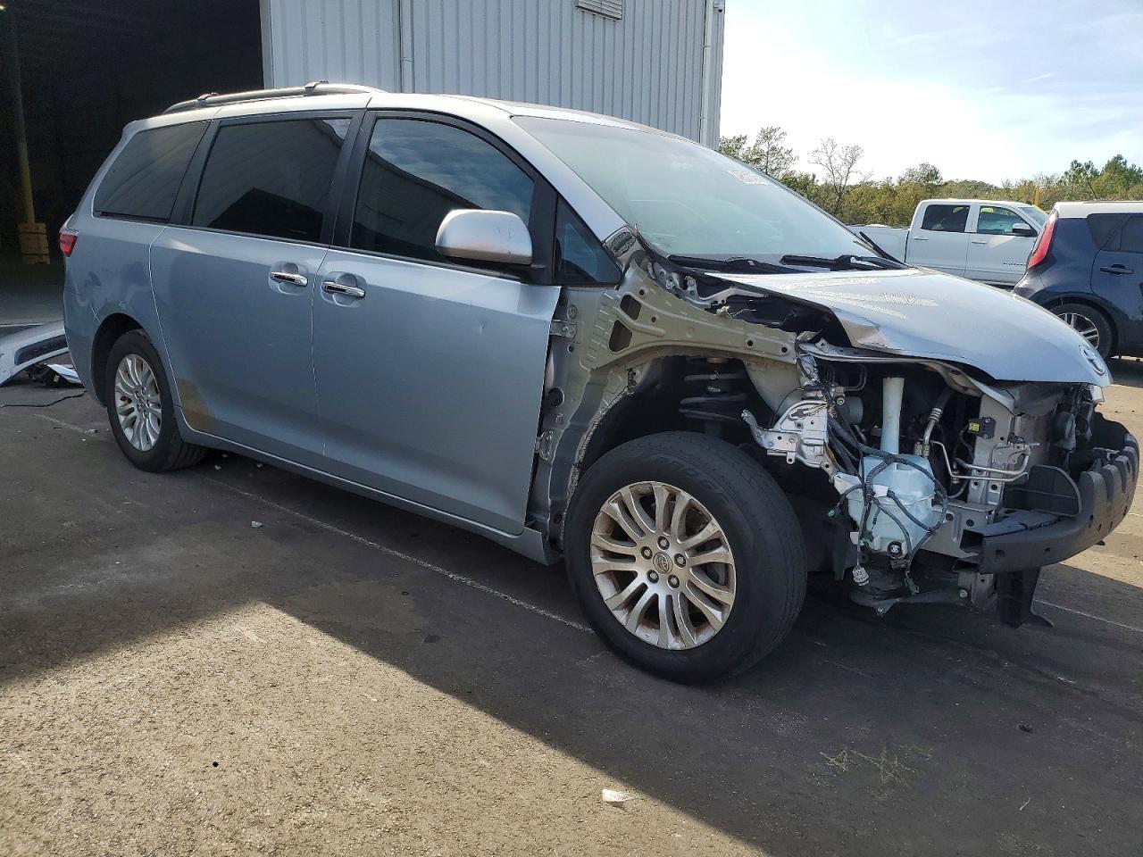 2015 Toyota Sienna Xle 8-Passenger - Фото 4