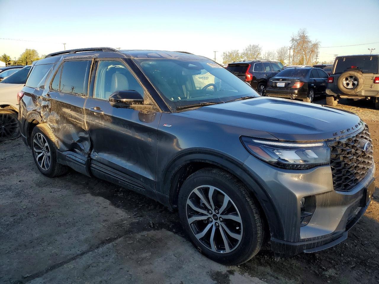 2025 Ford Explorer St-Line - Image 4