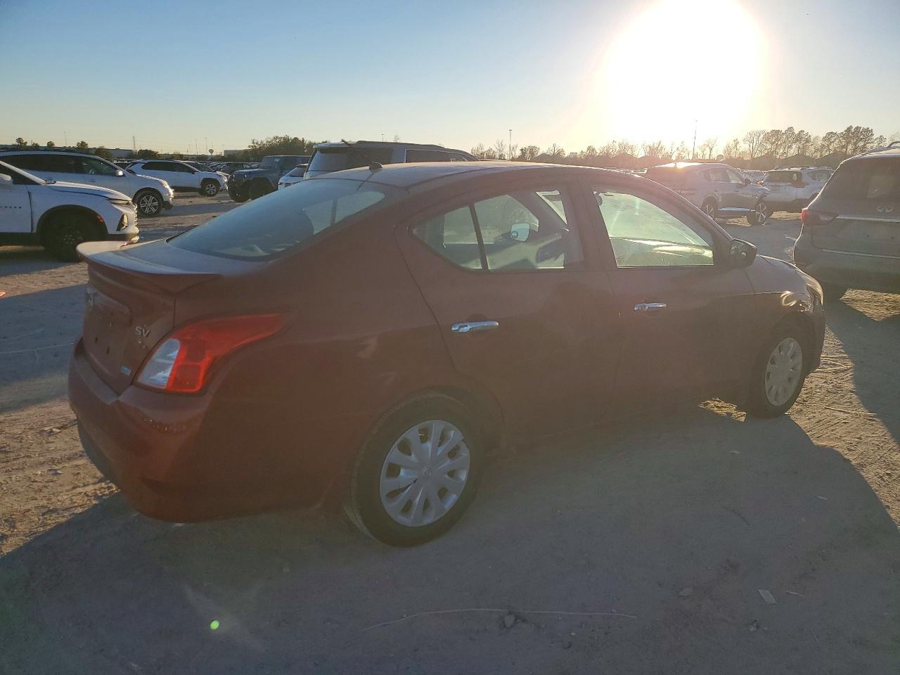 2015 Nissan Versa S - Фото 3