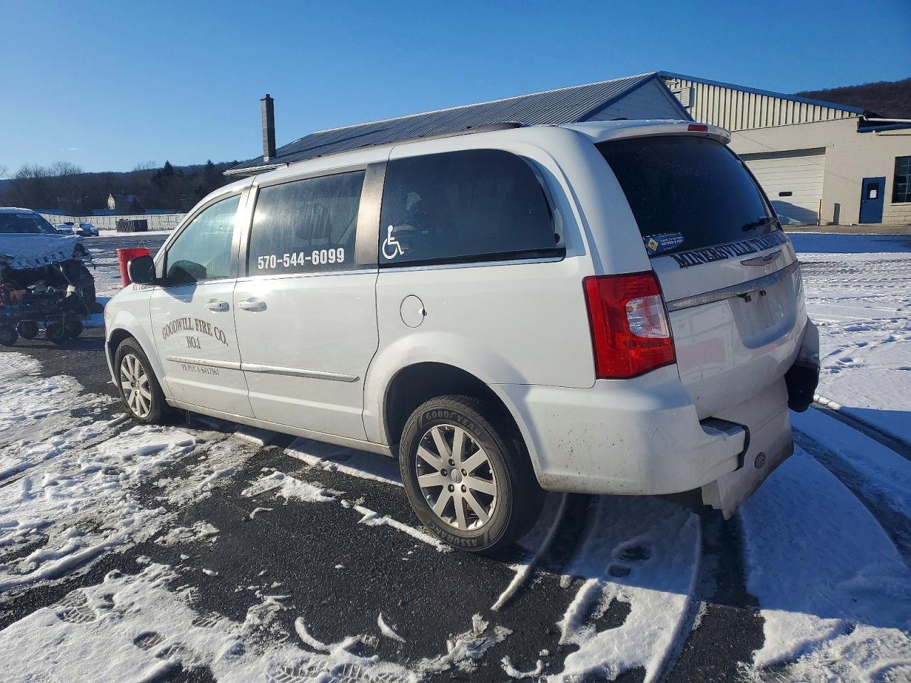 2015 Chrysler Town & Country Touring - Фото 2
