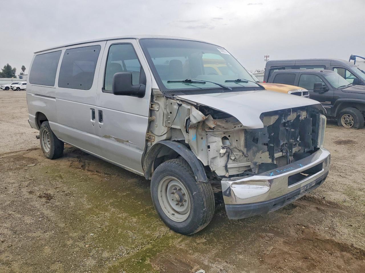 2009 Ford Econoline E350 Super Duty Wagon - Image 4
