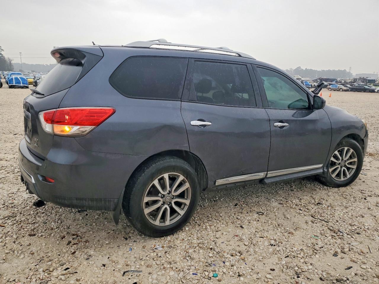 2013 Nissan Pathfinder S - Image 3