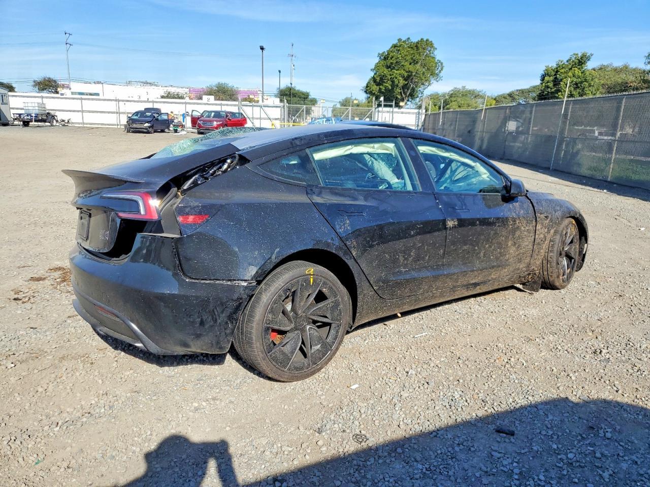2026 Tesla Model 3 - Фото 3