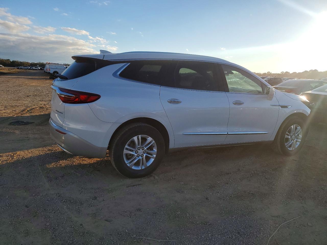 2018 Buick Enclave Essence - Image 3
