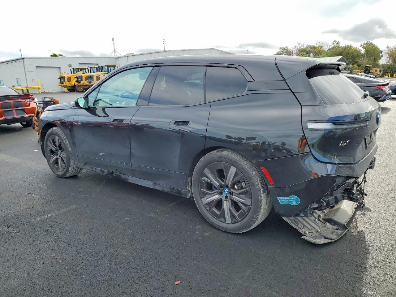 2025 BMW Ix M60 - Фото 2