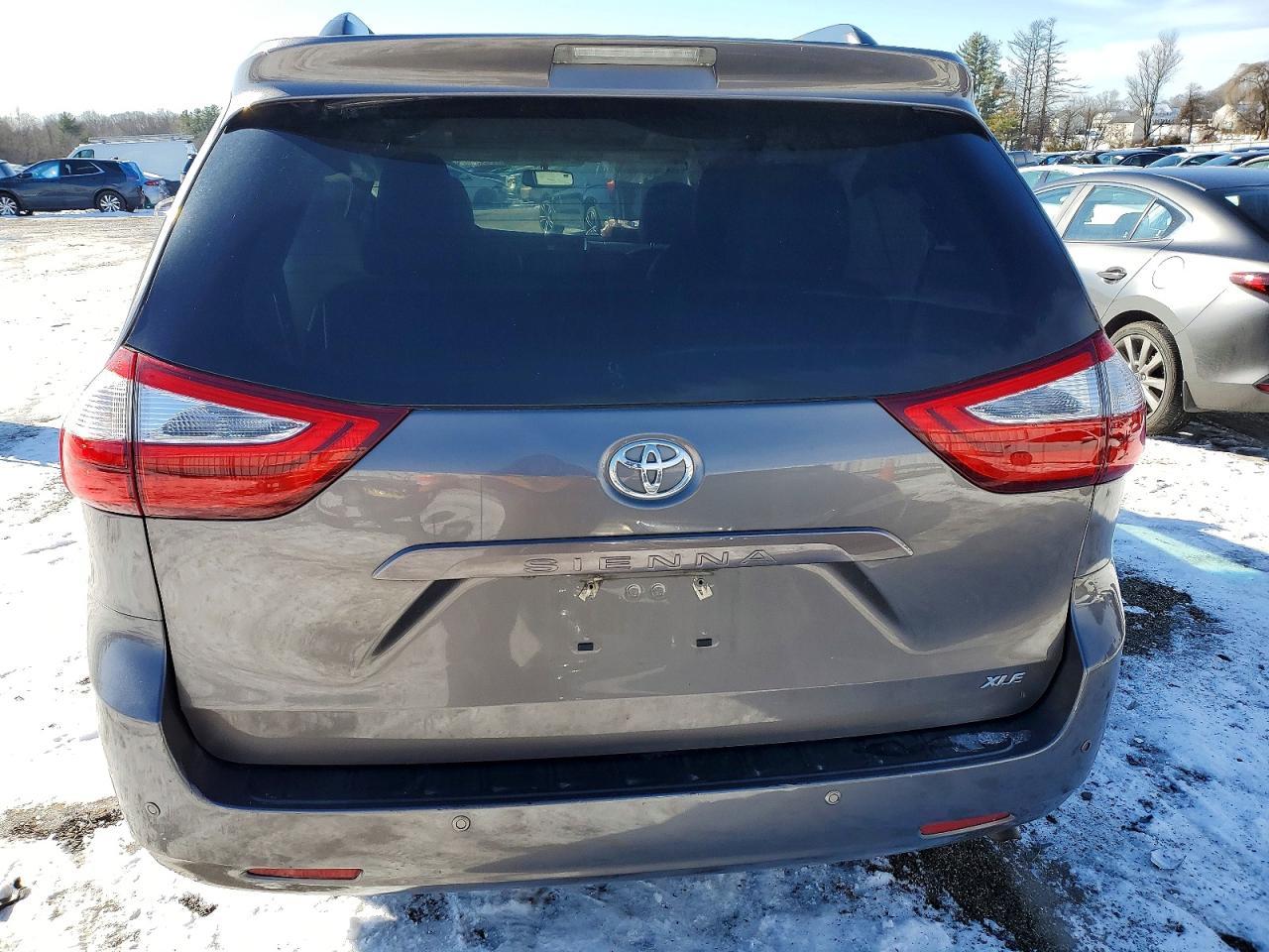 2017 Toyota Sienna - Image 6
