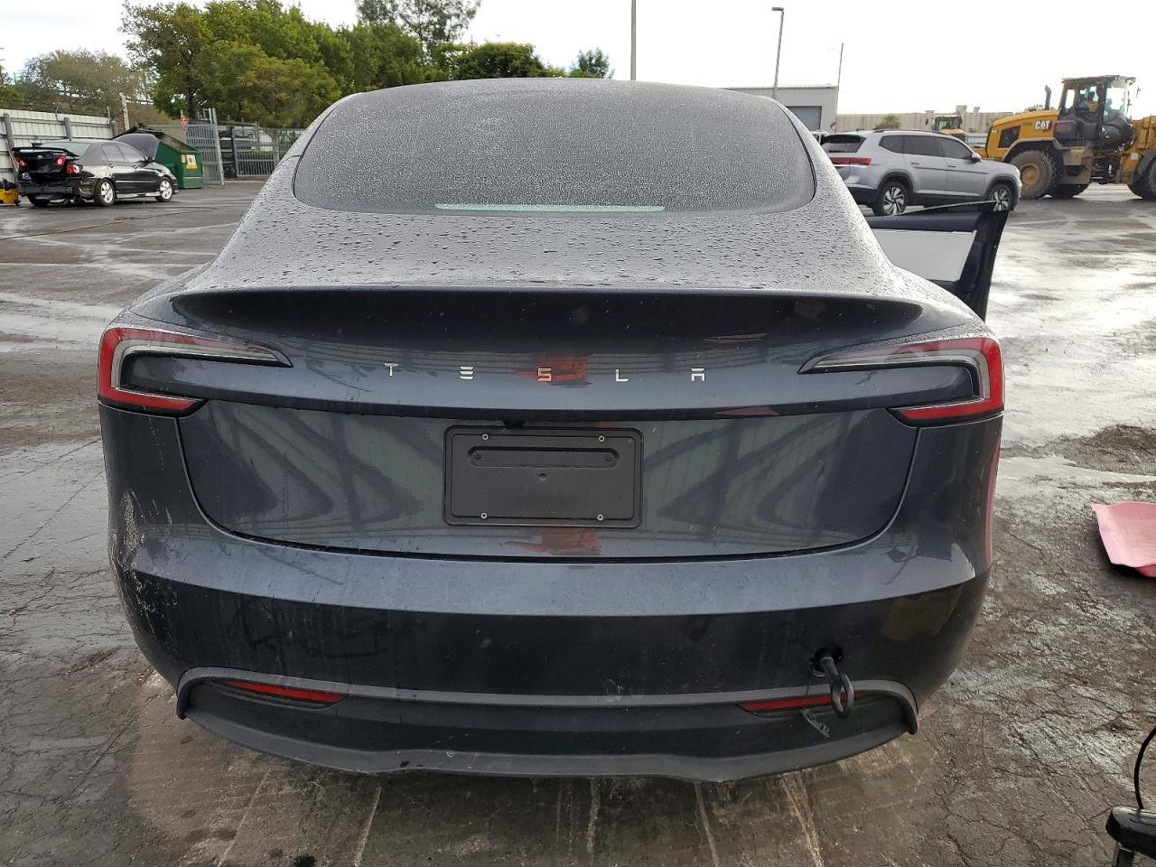 2025 Tesla Model 3 - Фото 6