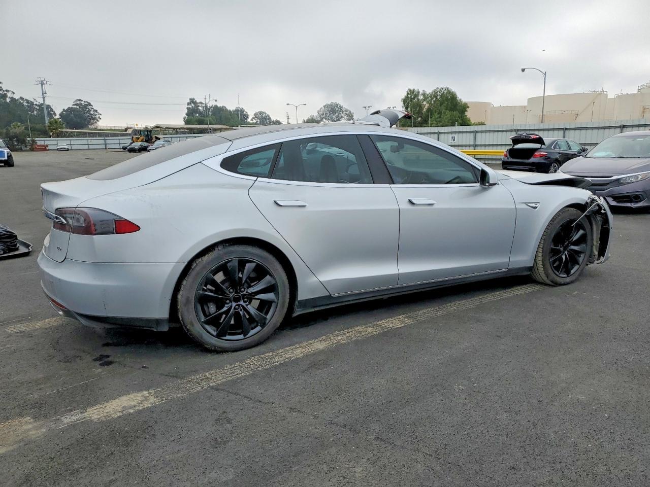 2014 Tesla Model S - Image 3