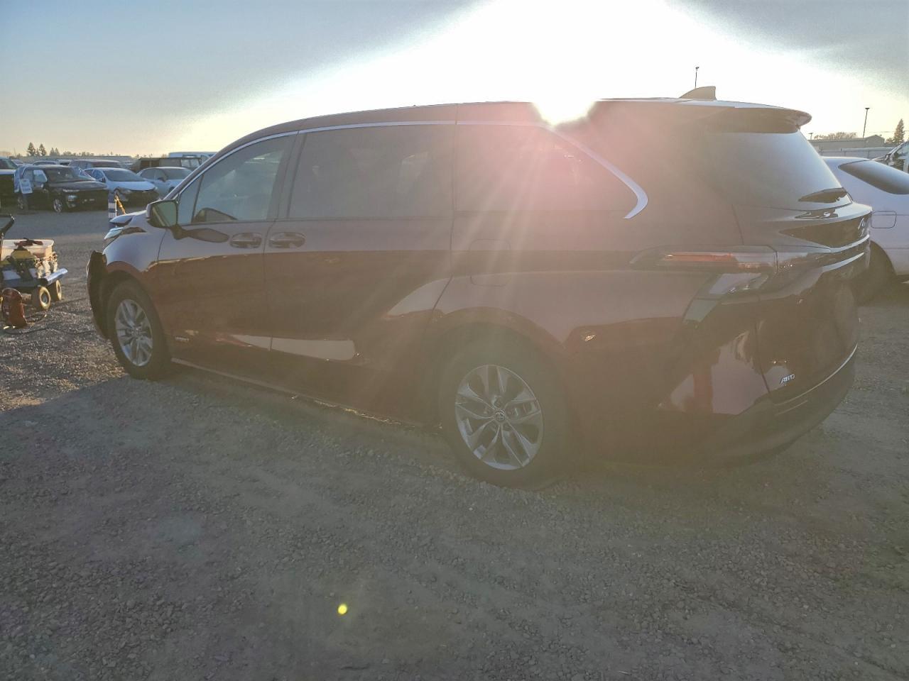 2021 Toyota Sienna Le - Фото 2