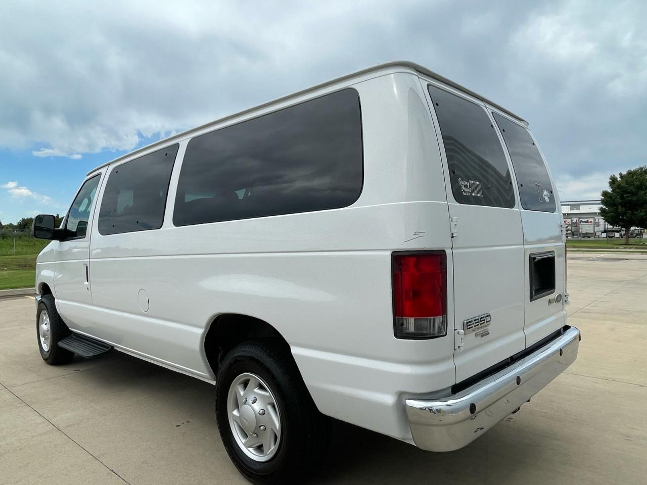2013 Ford Econoline E350 Super Duty Wagon - Фото 3