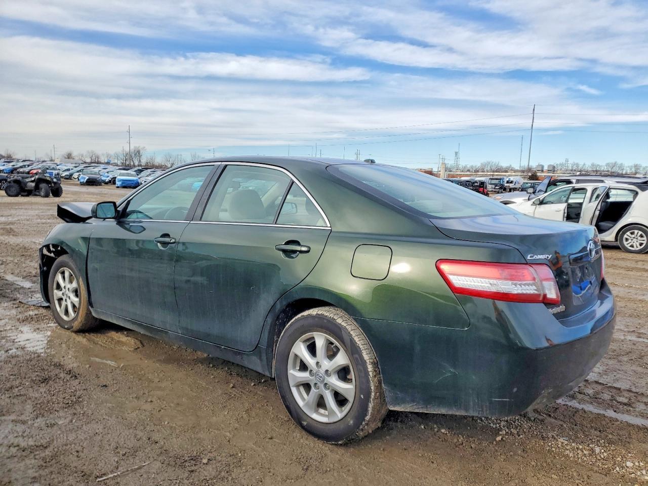 2011 Toyota Camry Le - Фото 2
