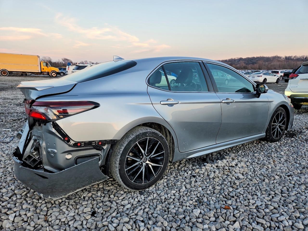 2021 Toyota Camry Se - Фото 3