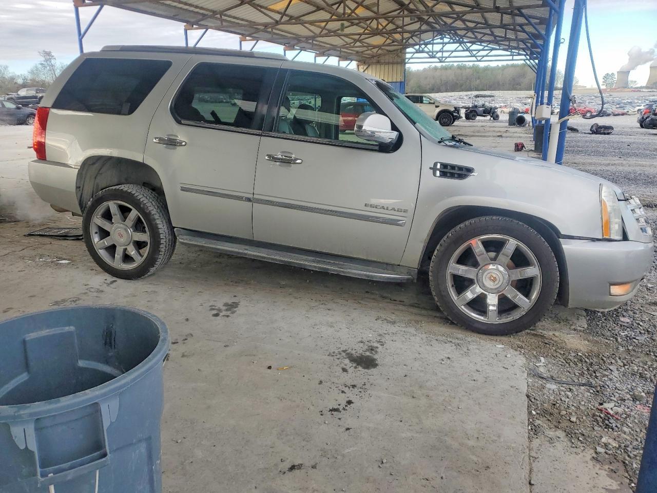 2013 Cadillac Escalade Luxury - Image 4