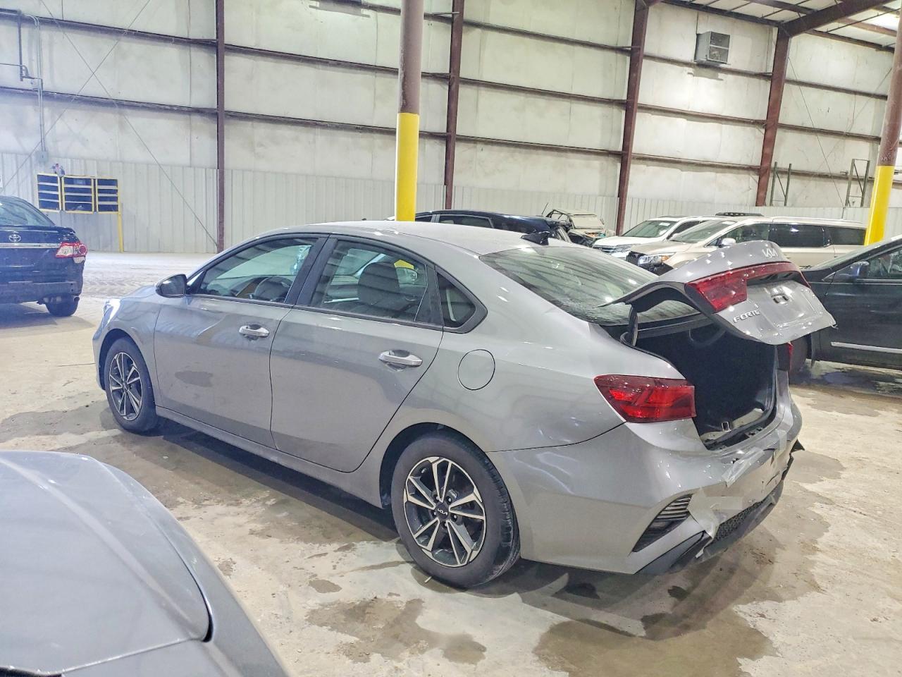 2023 Kia Forte Lxs - Image 2