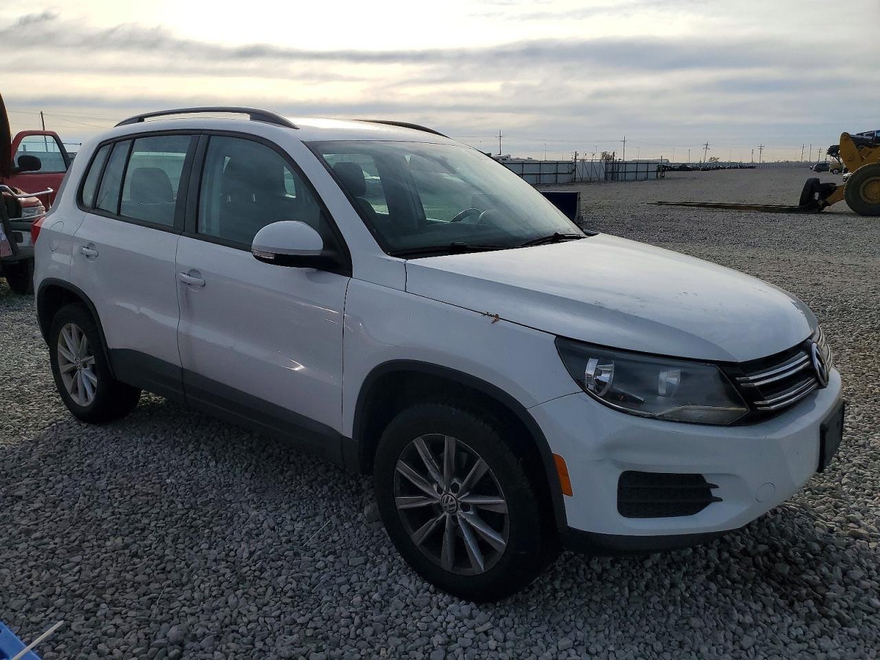 2017 Volkswagen Tiguan S - Фото 4