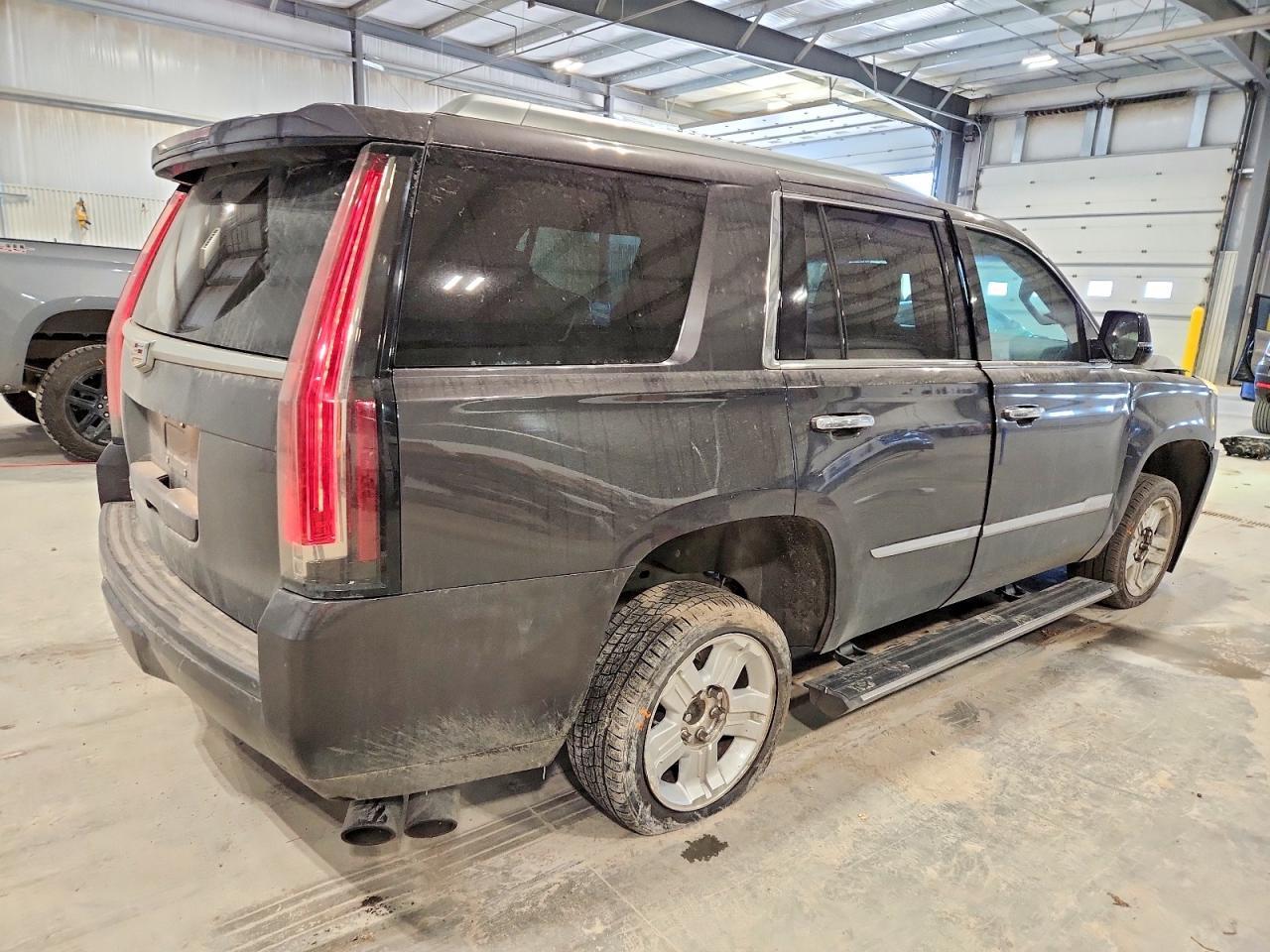 2016 Cadillac Escalade Platinum - Image 3