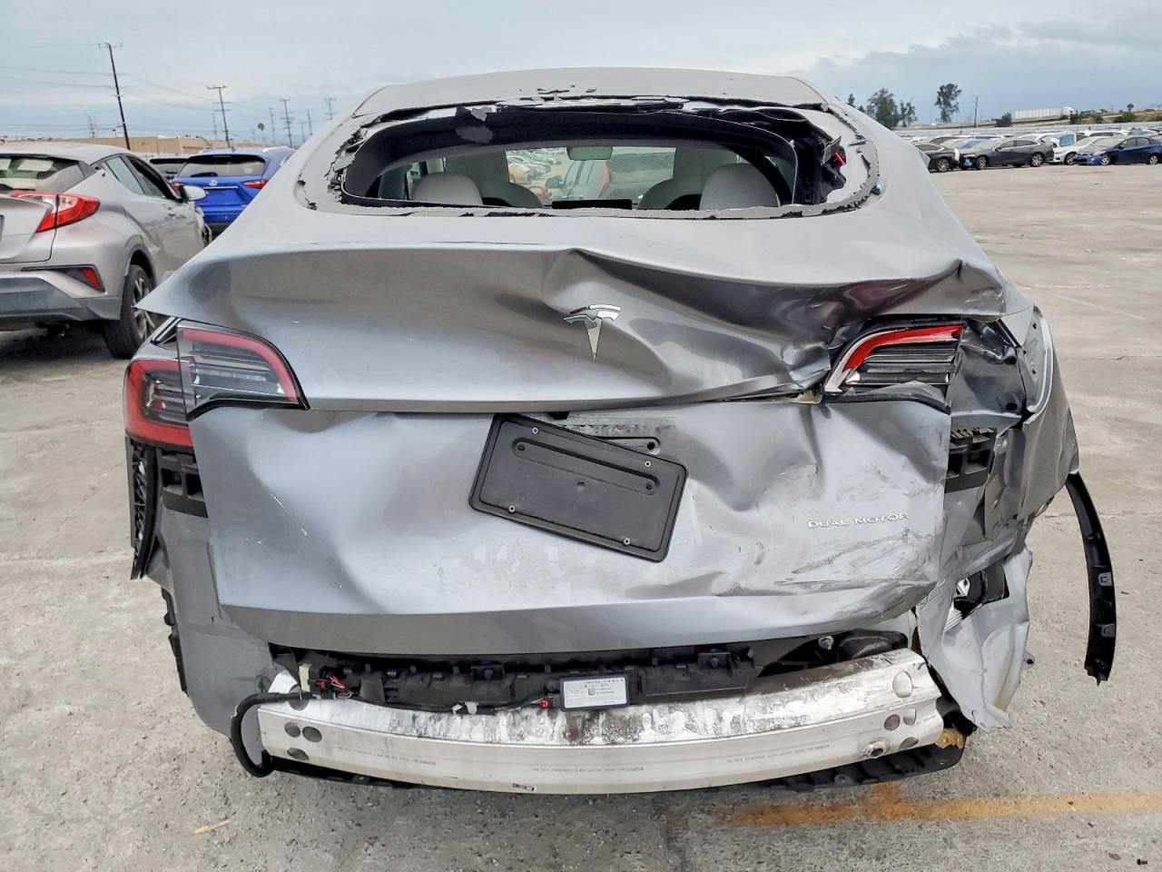 2025 Tesla Model Y - Фото 6