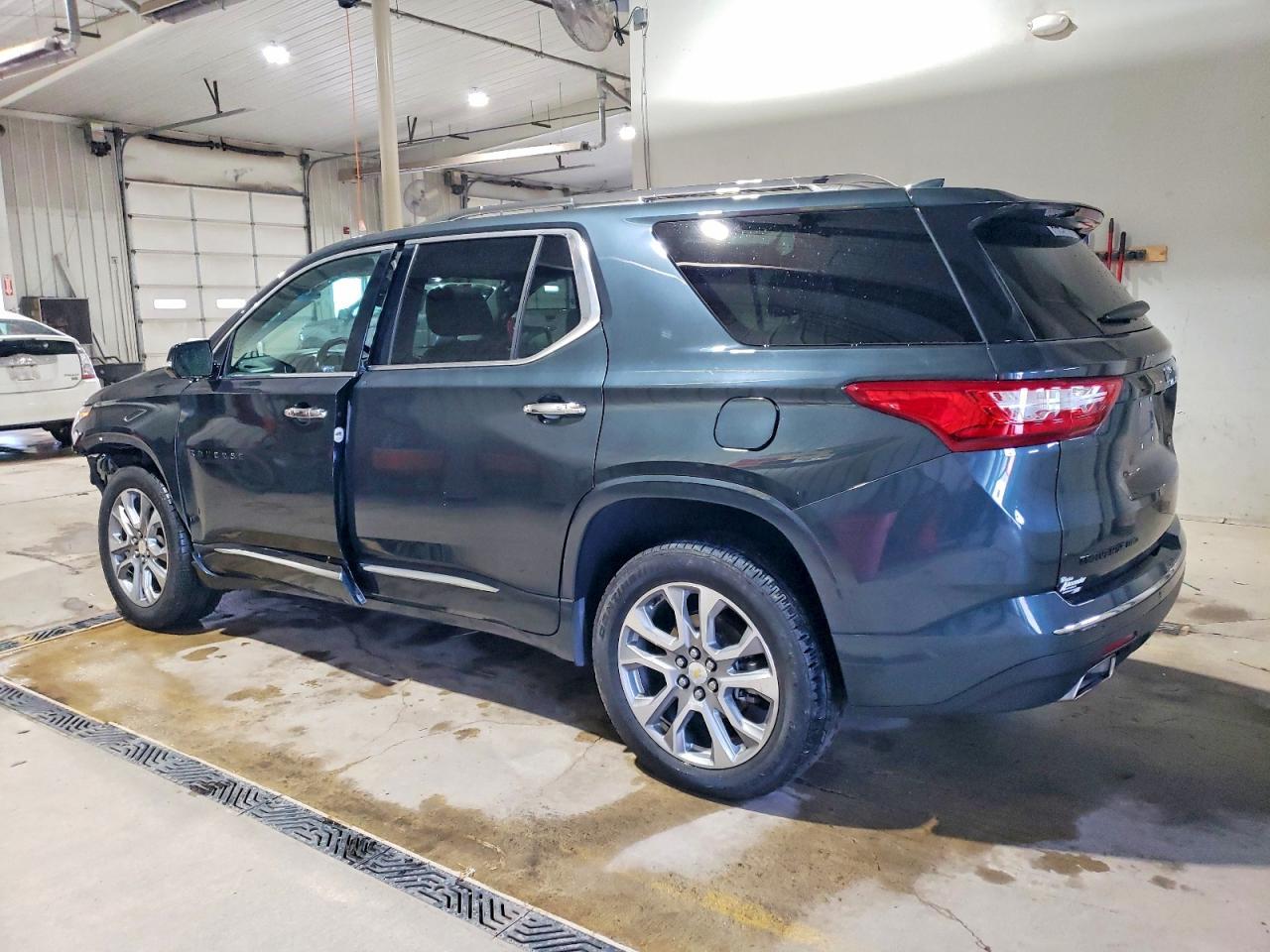 2020 Chev Traverse - Image 2